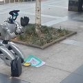 VIDEO Neobična scena: Robot preko QR koda "prosi novac za struju" na ulici