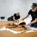 Pod muzeja prekriven puterom od kikirikija: Potrošeno više od 360 kilograma, a ovo je razlog FOTO