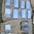 (Foto/video) Nađeno 10 kg kokaina i 3 kg heroina! Oglasio se ministar Dačić povodom hapšenja u Beogradu, policajci pretresli…
