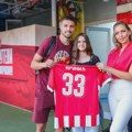 FK Crvena zvezda i Fondacija Mozzart za porodicu sa Kosova i Metohije: Otkupljeni dres temelj izgradnje novog doma za malu…