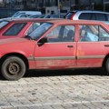 Horor scena iznad volana! Krenuo da uđe u auto, a s vrata visila zmija: Šok snimak sa vrelog parkinga u Srbiji