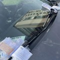 Automobil zatrpan parking kartama izazvao buru: Koliko dugo vozilo sme da zauzima jedno mesto?