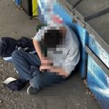 Mladić bez svesti ležao ispred marketa u Leskovcu, građani tvrde da Hitna pomoć nije htela da interveniše