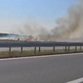 (Video) Gust dim prekrio auto-put kod Pećinaca! Požar buknuo na njivama i smanjio vidljivost