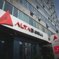 Redovi ispred ekspoziture Alta banke u Novom Sadu: Na desetine građana čeka da podigne novac nakon oduzimanja dozvole banci…