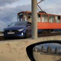 Auto završio na šinama nasred mosta na Adi u Beogradu! Kako se ovo desilo? Snimak usijao mreže (video)