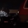 Voz naleteo na automobil ne zna se da li ima povređenih (video)