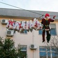 FOTO: Deda Mraz se spustio sa krova Dečje bolnice u NS i delio paketiće mališanima