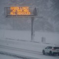 Očekuje se do tri metra snega: Mećava zatvorila puteve na granici sunčane Kalifornije i Nevade