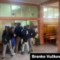 'Лакше пратимо наставу': У школи у Србији забрањени мобилни телефони