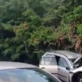 Direktan sudar autobusa i automobila Teška nesreća kod Mladenovca, putničko vozilo zgužvano (video)