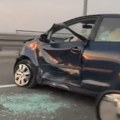 Nesreća kod Pupinovog mosta, stvaraju se gužve: Sudarila se dva automobila, delovi rasuti svuda po putu (video)