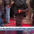 Aktivisti prosuli crvenu farbu ispred Skupštine Beograda, gurali ih ljudi sa kapuljačama