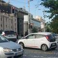 (FOTO) Zbunjujući semafor u centru grada: Za koga je crveno, a za koga uslovna strelica