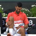Da li bi trebalo da se zabrinemo? Novak se usred meča uhvatio za koleno koje je operisao, pad je izgledao strašno