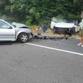 Težak sudar kod Zlatibora: Automobili potpuno smrskani: Dve osobe povređene (foto)