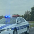 Drama na auto-putu: Otpao točak autobusa, izbio požar pored puta, putnici evakuisani