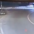 Poršeom u punoj brzini uleteo u krivinu: Zakucao se u banderu, delovi automobila leteli po putu: Vozač pukom srećom preživeo…