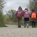 Pokvario se kombi koji decu prevozi u školu, pa moraju da pređu 12 km pešaka: Na putu sreću i vukove