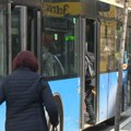 U toku vožnje ispao prozor sa gradskog autobusa u Novom Sadu
