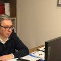 Vučić objavio fotografiju iz kancelarije: "Srećan sam što ljudi slave, ja ostajem da analiziram rezultate izbora"