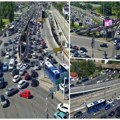 Ljudi izlaze iz autobusa i nastavljaju peške: Totalni zastoj na Autokomandi - vozila iz svih pravaca se jedva kreću (foto)