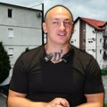 Ovde živi Desingerica Skućio se skromno, a ispred zgrade parkiran besan Ferari od 150.000 evra! Za vozni park nije štedeo, a…