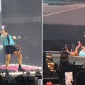Hari Stajls se guši, pa pada na pod: Temperature paralisale London, incident tokom koncerta pevača (video)