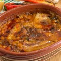 Prebranac kao iz bakine sveske: Jednostavan recept za sočan pasulj zapečen sa lukom