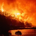(Foto/video) Vatrena stihija ponovo preti Omišu, na požarištu pronađeno telo