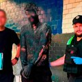 (Фото) Најбизарнија пљачка: Лопов се прекрио смолом да би био "невидљив", полицајци га 5 сати чистили
