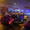 Beograđanin (26) divljao 100 na sat, prešao preko pune, pa se zakucao u taksi! Vatrogasci sekli lim da izvuku povređene, ali…