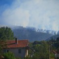 Požar na Suvoj planini i dalje bukti, preti ogromnoj šumi iznad Kosmovca