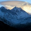 Najmanje pet osoba nastradalo u padu helikoptera kod Mont Everesta