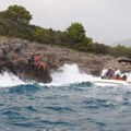 (VIDEO) Visoki talasi bacali kupače na stene kod Tivta, jedna osoba se utopila