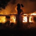 Vatra progutala baraku, burna noć za novosadske vatrogasce! Još traje gašenje