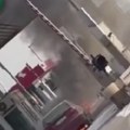 Zapalio se automobil na naplatnoj stanici Bukti vatra iz vozila (video)