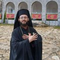 Lažni albanski sveštenik provocira na Cetinju: Pokazao dvoglavog orla i poručio - "Crnogorska crkva je nezavisna od srpske…