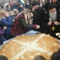 Lomljenje Božićne česnice Tradicionalna manifestacija u Sabornom hramu Svetog Đorđa u Kruševcu, prisustvovao i ministar…