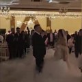 Zavirite na proslavu svadbe slobe i Jelene Prvi ples izostao, Radanović uzeo mikrofon i zapevao ženi na uvce, emotivni snimak