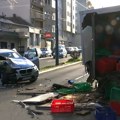 Automobil udario u kamion, od siline udara leteo po kolovozu: Sudar u centru Beograda, saobraćaj u zastoju