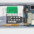 Kompletno rastavljeni Samsung Galaxy A55 se dobro kotira po pitanju popravke