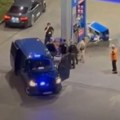 Izboden muškarac: Eskalirala žestoka svađa na benzinskoj pumpi, sevali noževi (video)