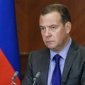 Medvedev pozvao Makrona da beži pred „vojskom Durova“