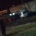 Jeziva nesreća u Vreocima: Voz naleteo na automobil, potpuno ga zgužvao, vatrogasci seku vozilo (foto, video)