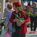 Počela jesenja zrenjaninska „Cvetna pijaca“. Pogledajte cene najtraženijeg cveća Zrenjanin - Cvetna pijaca