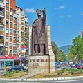 Policija ušla u sportsku halu u Severnoj Mitrovici, poskidane slike Đokovića, Čavića...