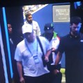 Đoković napustio teren: Tražio intervenciju tima lekara da bi mogao da igra VIDEO