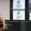 ВИДЕО Албанска виртуелна министарка за јавне набавке извиждана у Парламенту