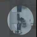 Žena visila na nosaču klima uređaja: Rizikovala život spasavajući majku i dete iz požara na 13. spratu (video)
